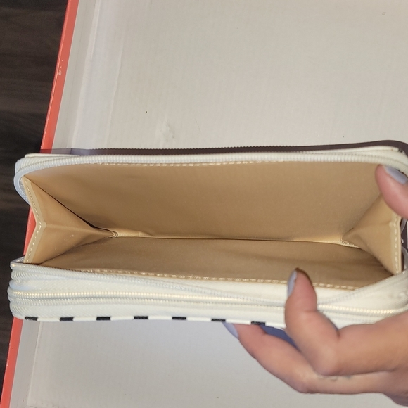 (SOLD) Guess full size wallet - Picture 4 of 4